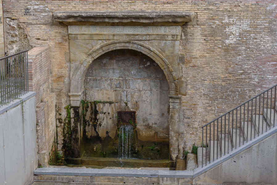 Huesca - Barbastro 35 - fuente del Azud y el Vivero.jpg